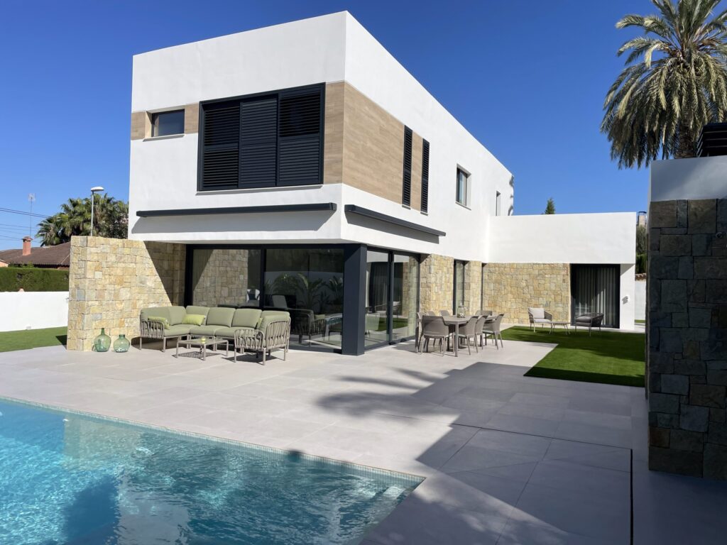 Toldo instalado en terraza moderna, brindando sombra y protección solar para mayor confort.