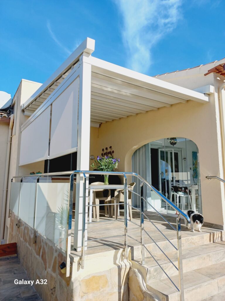 Toldo retráctil instalado en terraza moderna, brindando sombra y protección solar para mayor confort y eficiencia energética.