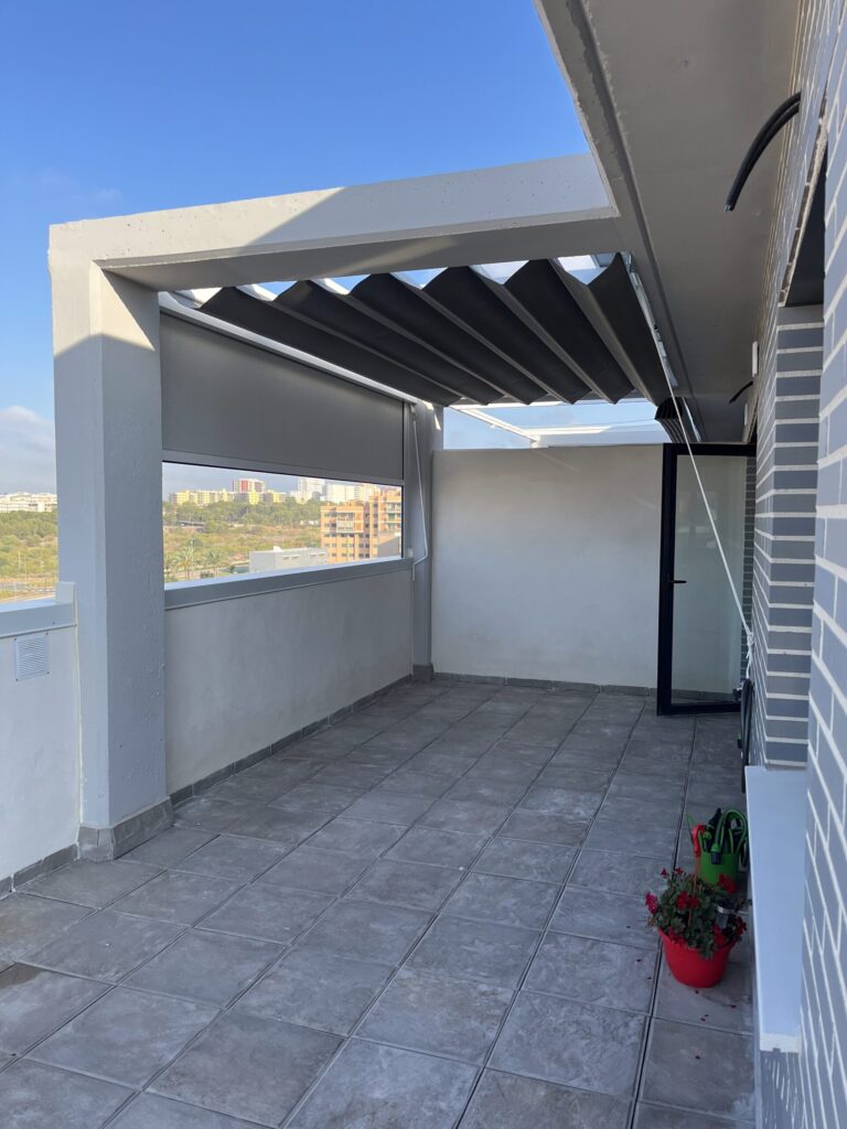 Instalación de toldo HORECA en la terraza para protección solar y confort.
