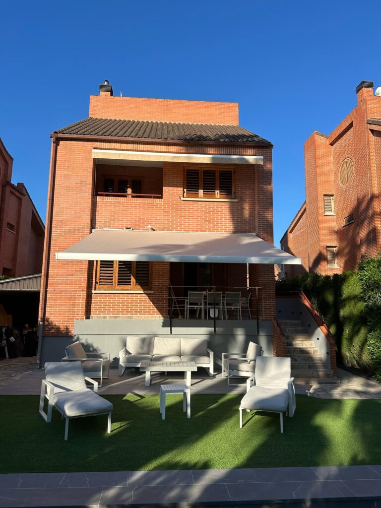 Instalación profesional de toldo en una terraza moderna en Valencia