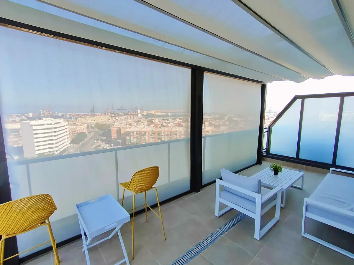 Toldo cofre en un ático de Valencia con vistas