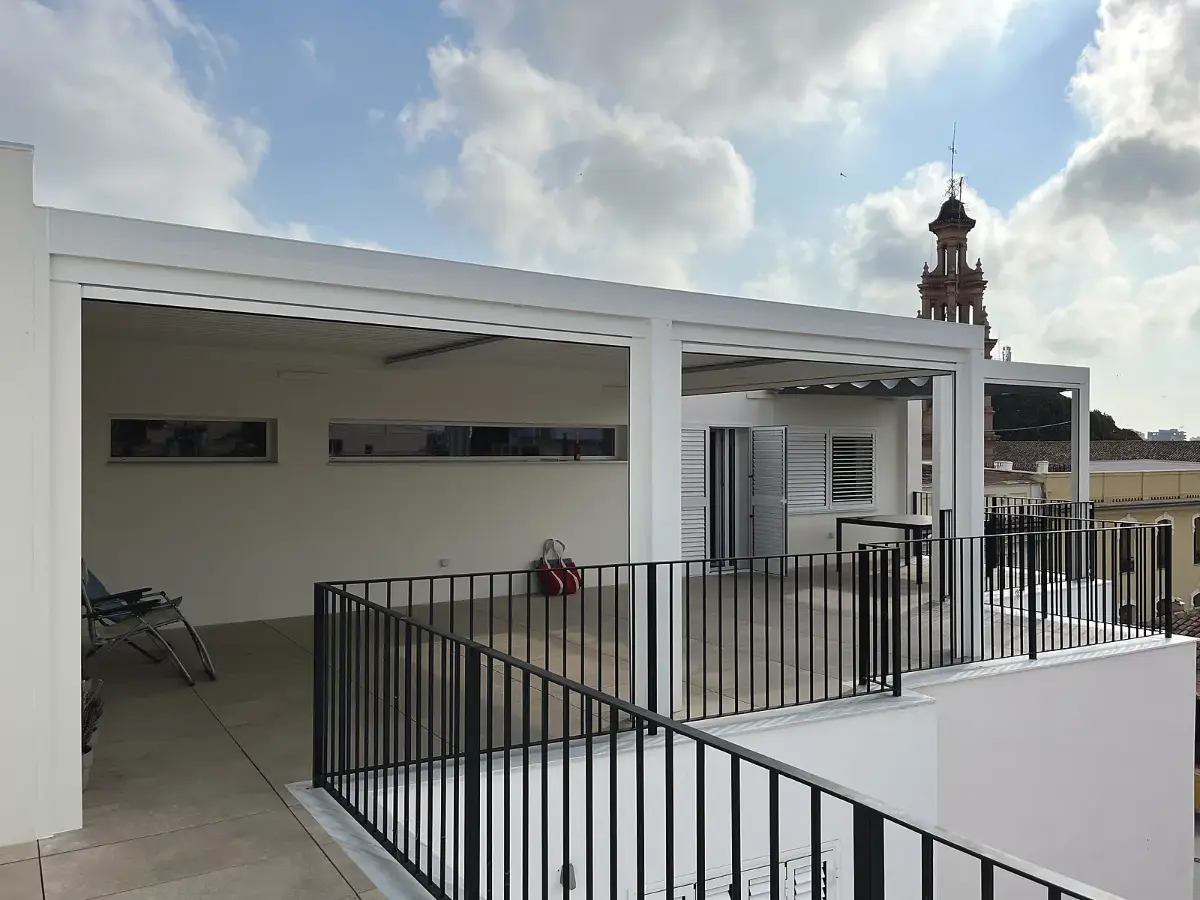 Pérgola bioclimática con las lamas abiertas
