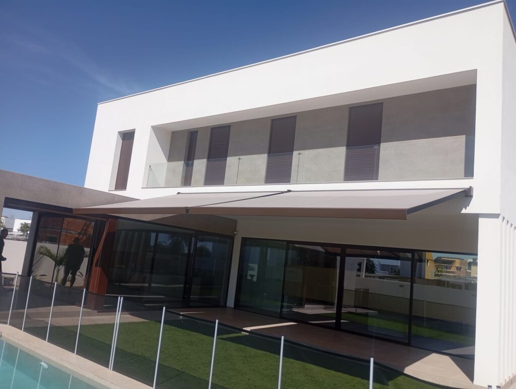 Fachada de vivienda en Albal con dos toldos cofre Storbox 400 SQ en marrón