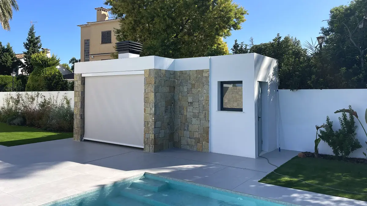 Toldo vertical Klais ZIP junto a una piscina