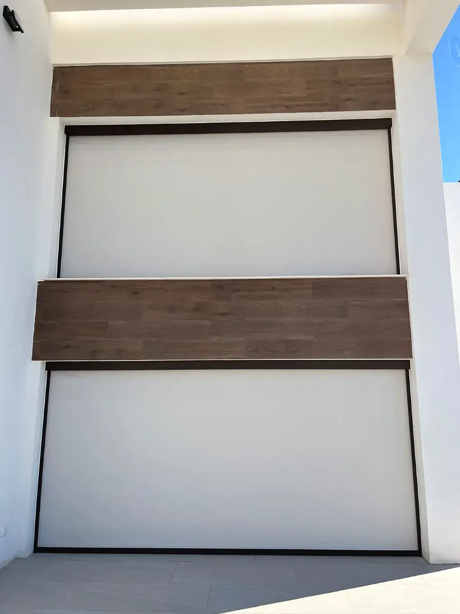 Toldo vertical Klais ZIP en una vivienda de Bétera