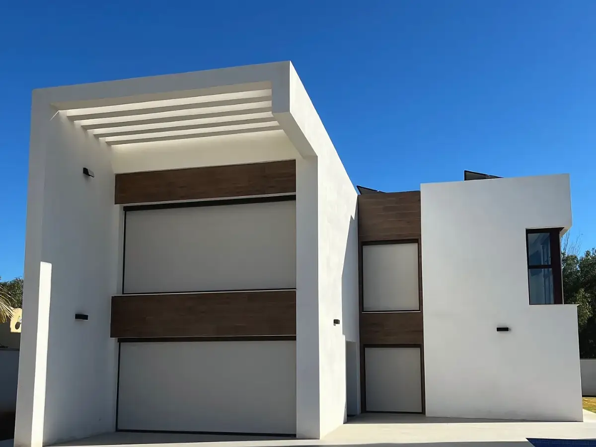 Toldos verticales ZIP Klais en la fachada de una vivienda moderna