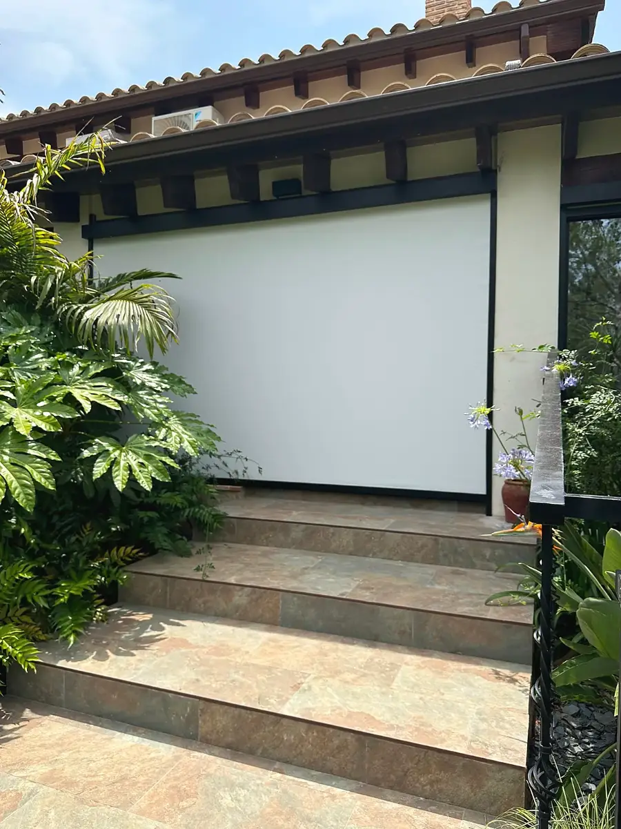 Toldo vertical Klais ZIP en un jardín