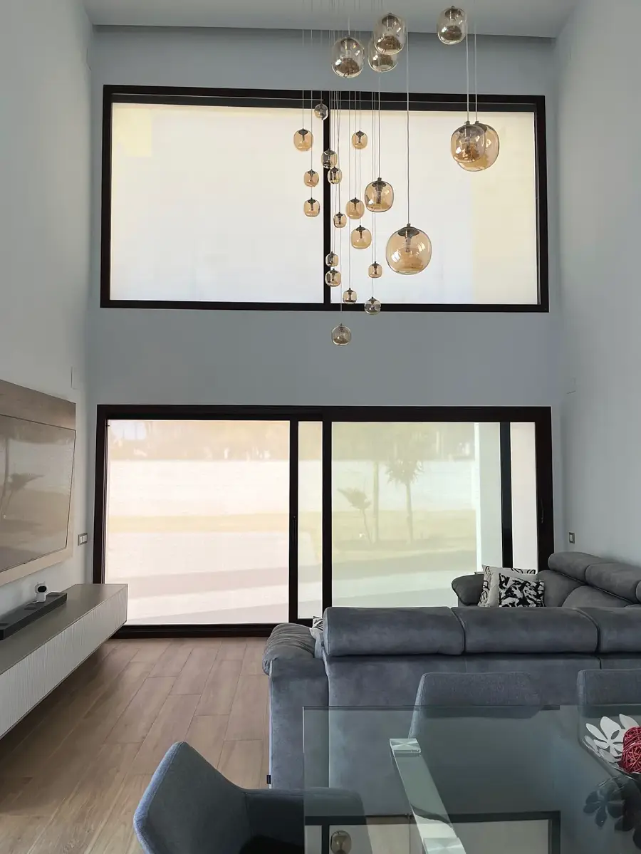 Toldo vertical Klais ZIP en un salón