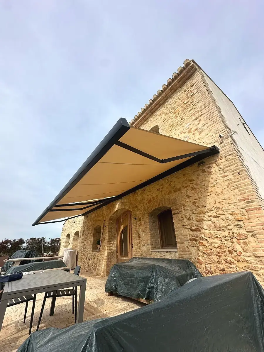 Toldo Maticbox en fachada de piedra en Meliana