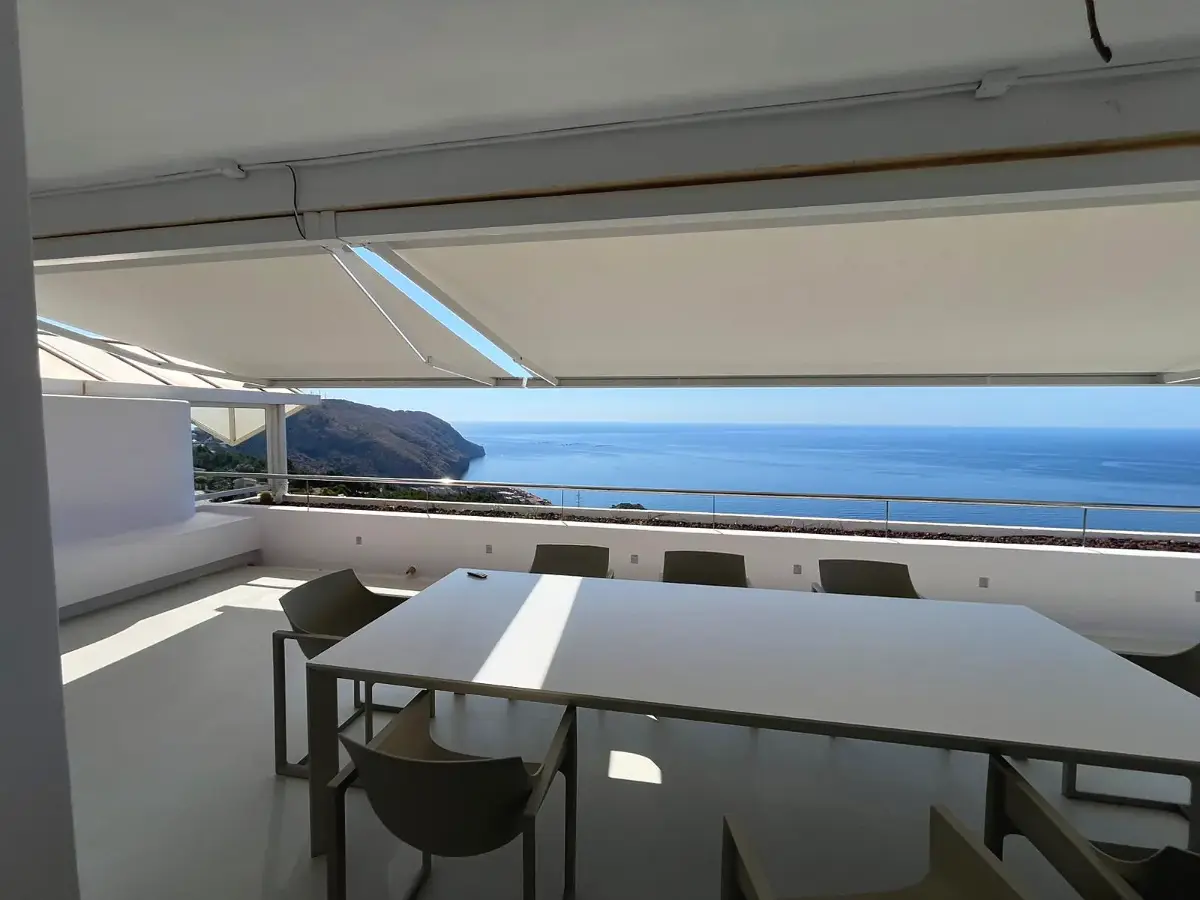 Toldo Maticbox en una terraza frente al mar en Altea