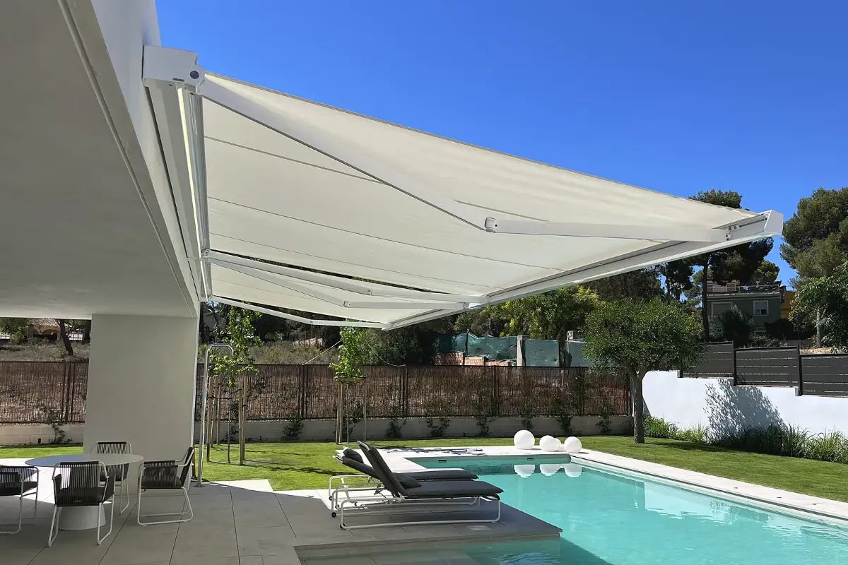 Toldo cofre Maticbox en la terraza de una villa con piscina