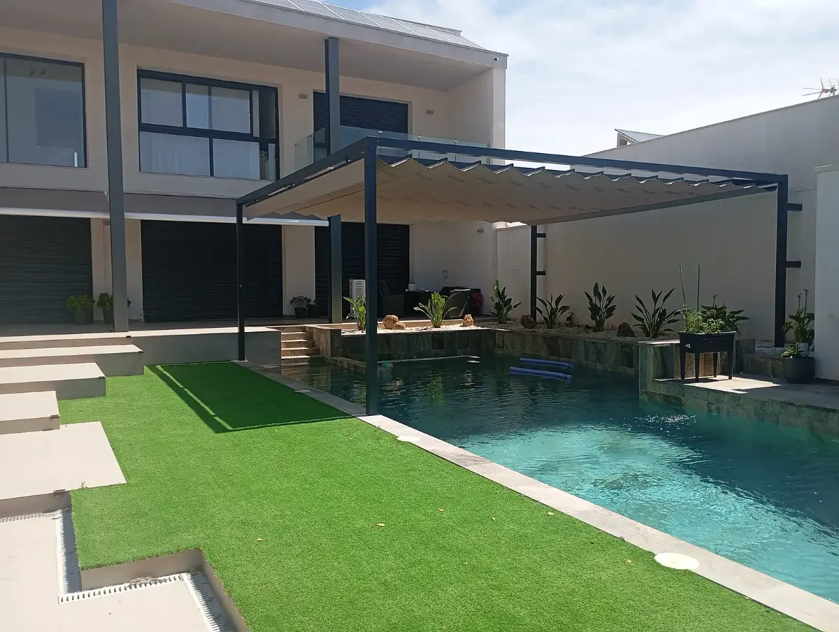 Pérgola de lona junto a una piscina
