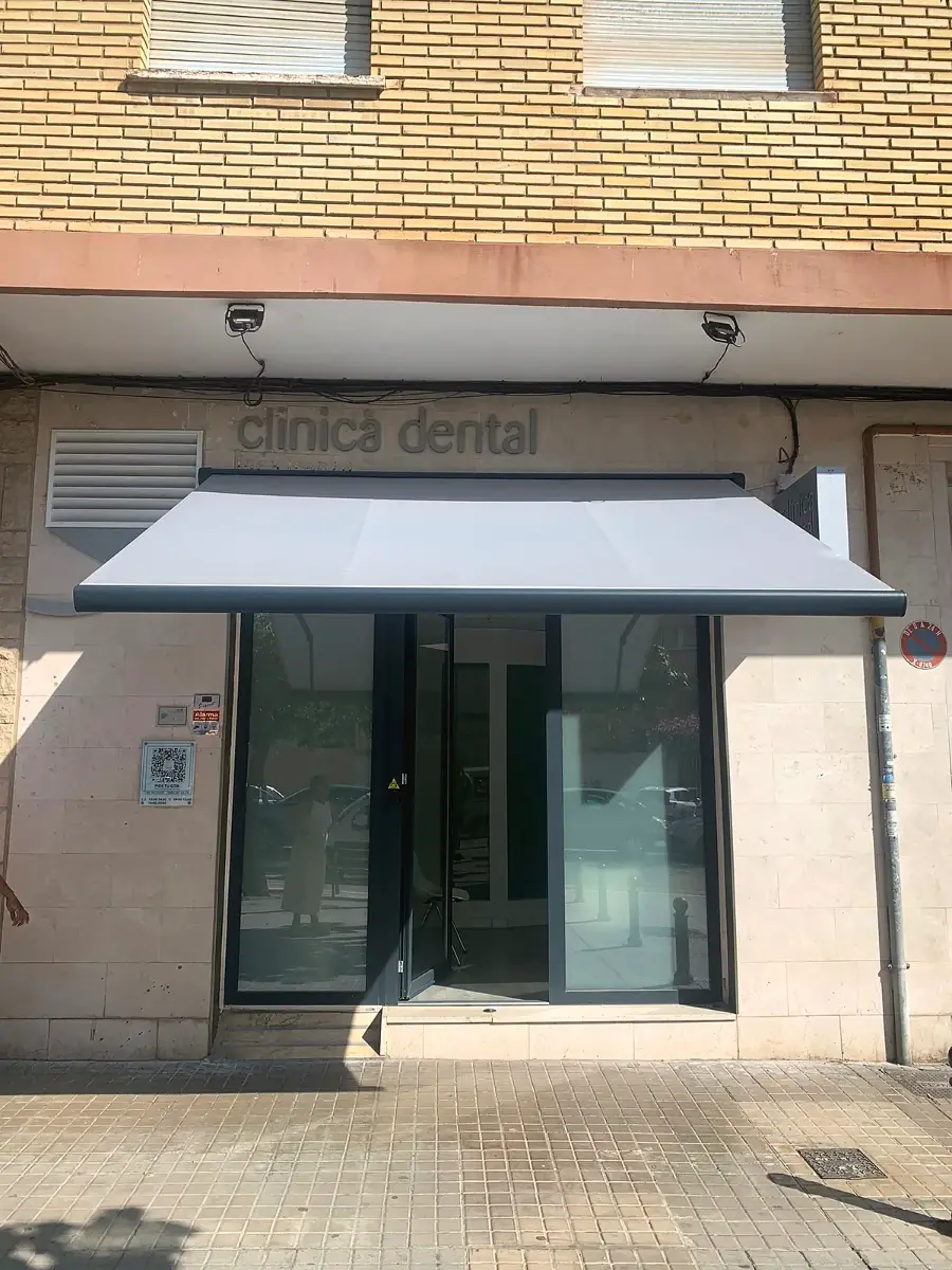 Toldo Storbox 250 en una clínica