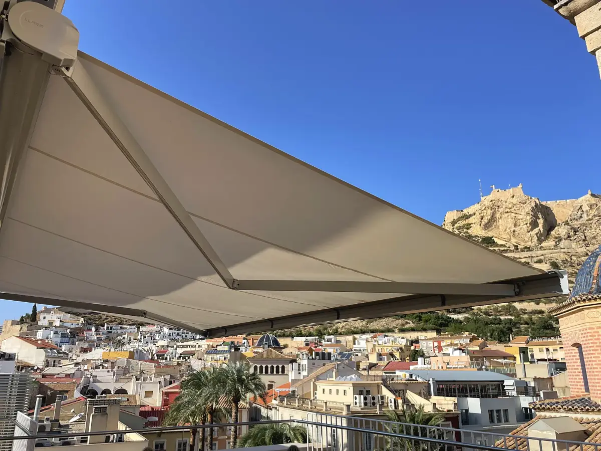 Toldo Storbox 400 en un hotel