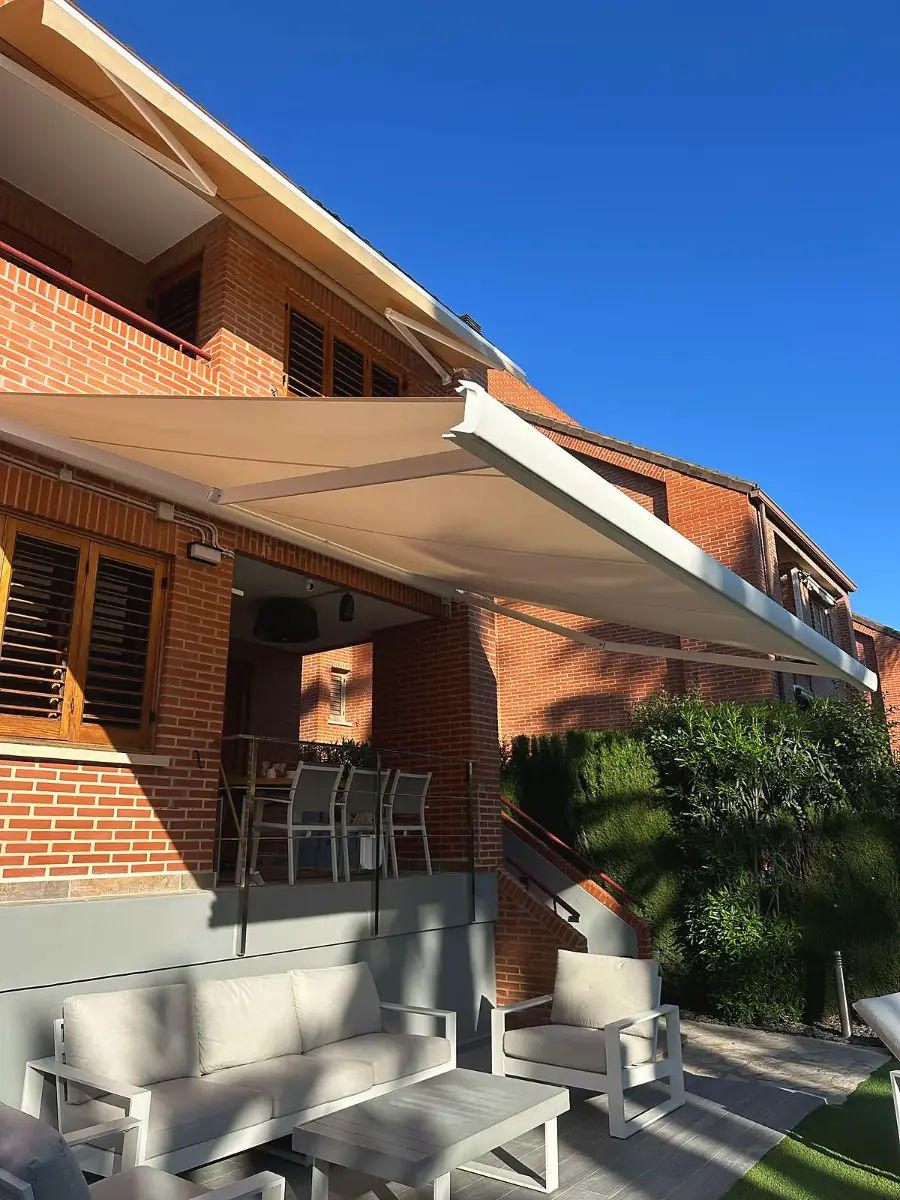 Toldo Storbox 400 sobre fachada de ladrillo