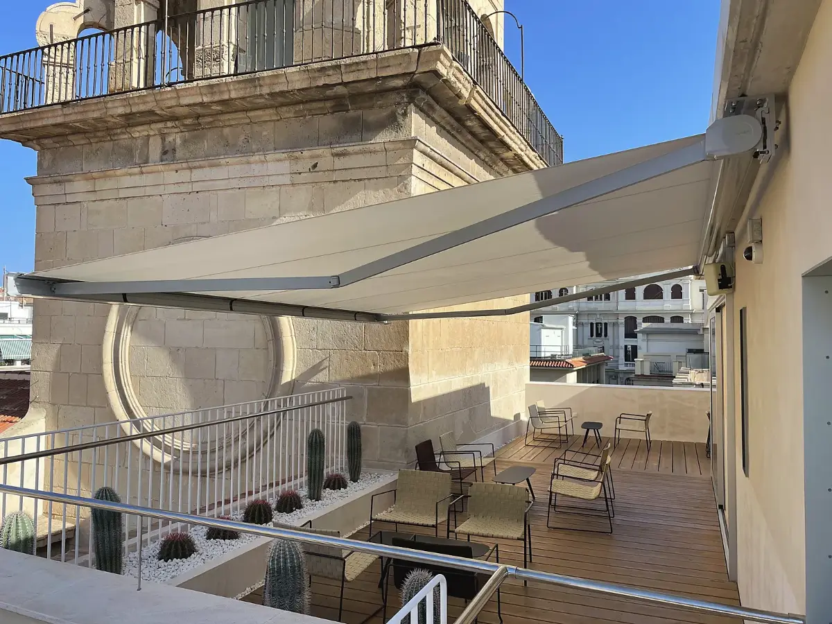 Toldo cofre Storbox 400 en un hotel de Alicante