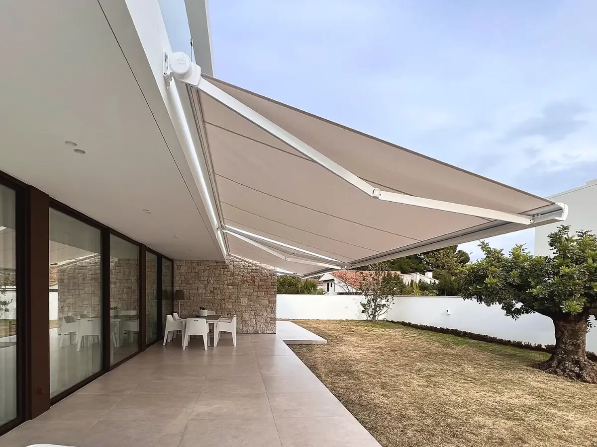 Toldo cofre Storbox S-300 en una vivienda unifamiliar