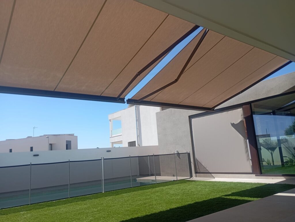 Toldos Storbox 400 SQ y toldo vertical Klais ZIP 110 vistos desde el porche