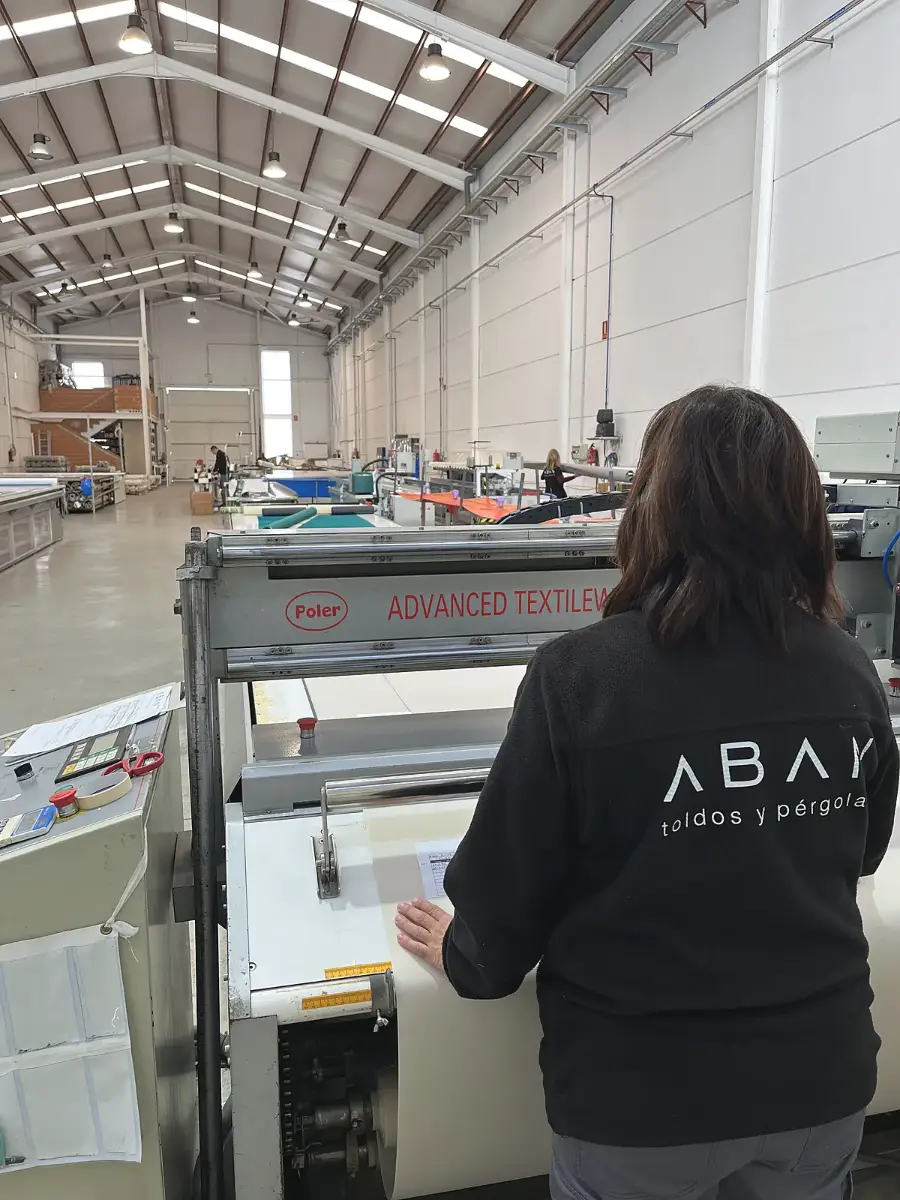 Corte y confección de una lona a medida en la fábrica de Toldos Aban