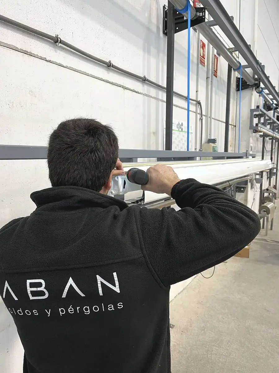 Montaje de un toldo en la fábrica de Toldos Aban en Nàquera